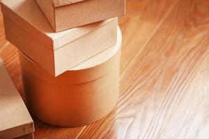 caixas de correio de papelão no piso de madeira de diferentes formas. foto