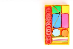 figuras coloridas e números para crianças em uma caixa. uma ferramenta para desenvolver o pensamento das crianças. foto
