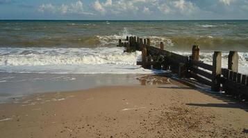 groyne de praia de madeira em norfolk foto