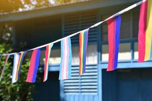 bandeiras lgbtq foram penduradas em arame para decorar a sacada externa do restaurante, foco suave e seletivo, conceito para lgbtq plus celebrações de gênero no mês do orgulho ao redor do mundo. foto