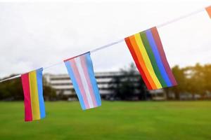 bandeiras lgbtq foram penduradas na frente da casa asiática para decorar, respeitar a diversidade de gênero e celebrar a comunidade lgbtq no mês do orgulho, foco suave e seletivo. foto