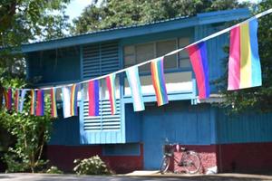 bandeiras lgbtq foram penduradas em arame para decorar a sacada externa do restaurante, foco suave e seletivo, conceito para lgbtq plus celebrações de gênero no mês do orgulho ao redor do mundo. foto