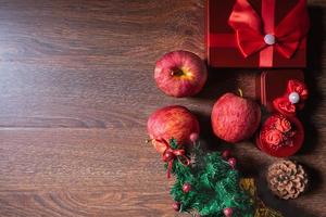 maçãs e presentes de natal foto