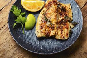 filetes de peixe frito em óleo de laranja. foto