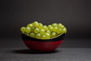 tigela de uvas verdes foto