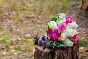 dama de honra ou noiva segurando buquê de casamento de rosas brancas e rosadas pálidas foto