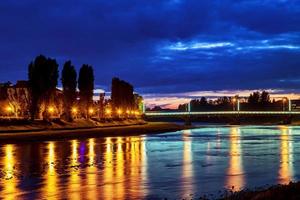 belo reflexo de lanternas no rio na cidade uzgorod ucrânia. foto