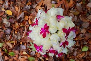 bouquet de noiva de rosas em pranchas de madeira foto