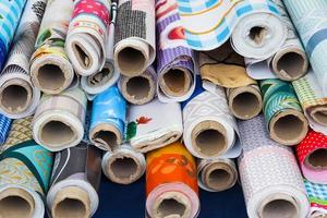 amostras de tecidos e tecidos em cores diferentes encontradas em um mercado de tecidos foto