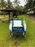 becak, riquixá é um veículo tradicional na Indonésia. foto