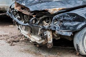 carro quebrado após acidente na estrada. auto sem pára-choques e faróis. conceito de seguro. foto