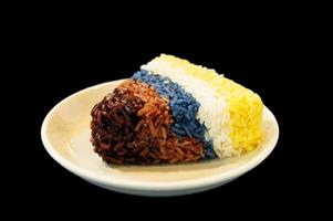 baga de arroz cozido no vapor colorido isolado no prato foto