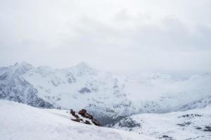 picos rochosos cobertos de neve da cordilheira. foto