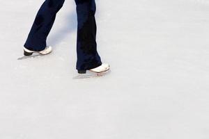 patins na pista de patinação ao ar livre foto