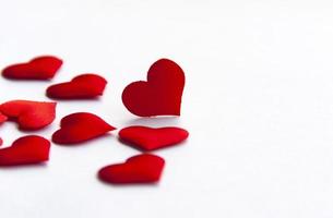 formas de coração vermelho em fundo branco personalizável com espaço para texto. copie o espaço e o conceito de amor foto