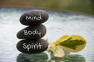palavras de mente, corpo e alma gravadas em pedras zen com espaço para texto. copie o espaço e o conceito zen foto