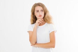 pensando jovem mulher loira caucasiana isolada no fundo branco. garota europeia na camiseta com o conceito perfeito de rosto e cuidados com a pele. espaço de cópia foto