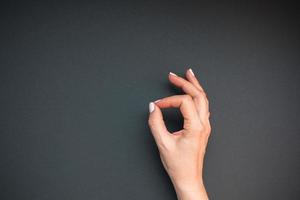 mãos de mulher com manicure rosa pastel foto