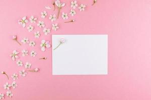 maquete de quadro em branco com flores brancas foto