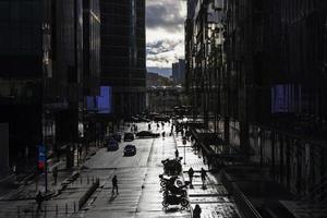 vista de rua com transporte e pedestres em um dia ensolarado na metrópole foto