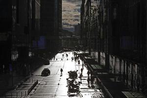 vista da rua da cidade em um dia ensolarado foto