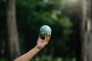 planeta verde em sua mão salve a terra. conceito ambiental e de energia. foto