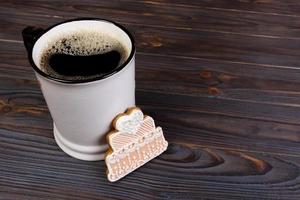 xícara de café e biscoito na mesa de madeira rústica foto