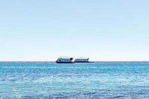 o navio navega no mar. barco turístico. navios do mar no contexto de um lindo céu foto