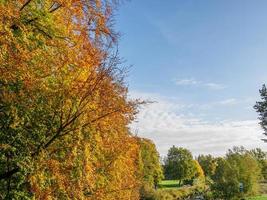tempo de outono em um rio na alemanha foto