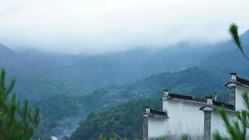 a bela vista da vila tradicional chinesa com a arquitetura clássica e árvores verdes frescas como pano de fundo foto