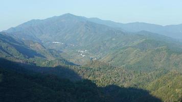 a bela vista da vila tradicional chinesa com a arquitetura clássica e árvores verdes frescas como pano de fundo foto