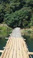 a visão clássica da ponte de madeira localizada na zona rural da china foto