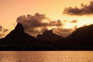 rio de janeiro, rj, brasil, 2022 - pôr do sol na lagoa rodrigo de freitas foto