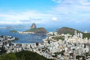 rio de janeiro, rj, brasil, 2022 - mirante dona marta - paisagem com montanha do pão de açúcar e lagoa rodrigo de freitas foto