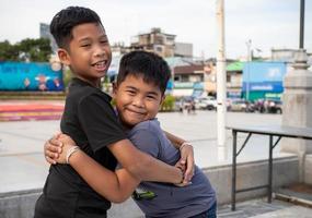 irmãos se abraçando e sorrindo alegremente foto