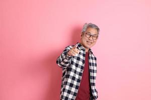 homem asiático em rosa foto