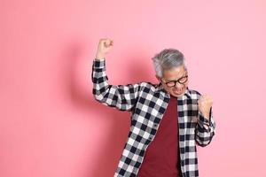 homem asiático em rosa foto