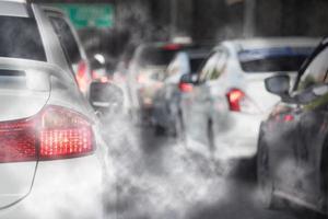 poluição do ar do tráfego de fumaça de exaustão do carro na cidade. reduzindo a poluição do aquecimento global e o dióxido de carbono da combustão do motor. foto