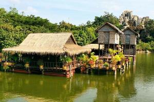 um resort turístico no Camboja com casas construídas sobre palafitas