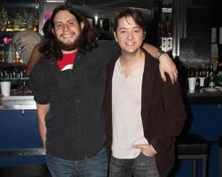 los angeles, 17 de dezembro - escritor, produtor e diretor avi glijansky, bradford anderson aquiles no set durante a produção do filme cupido e eros no good nite bar em 17 de dezembro de 2010 em no hollywood, ca foto