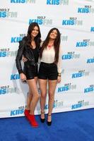 los angeles - 12 de maio: kendall jenner kylie jenner chega ao show de wango tango no home depot center em 12 de maio de 2012 em carson, ca foto