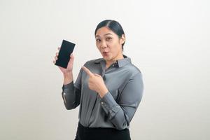mulher asiática usando smartphone ou telefone celular foto