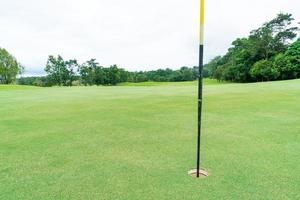 verde com bunkers de areia no campo de golfe foto