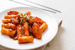 palito de bolo de arroz coreano com salsicha em molho apimentado - tteokbokki foto