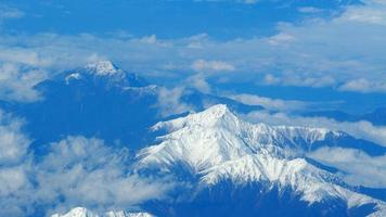 imagens de ângulo de vista superior de colinas de neve ao redor da montanha fuji foto