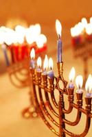 menorahs coloridas iluminadas para hanukkiah