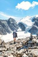 uma mulher sozinha durante uma caminhada de alta montanha foto