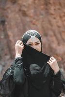 mulher muçulmana posar no deserto, close-up foto