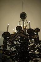candelabro antigo. detalhes internos. grande lustre para velas. foto