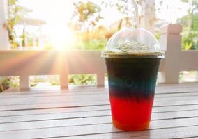 bebida fria colorida no verão foto
